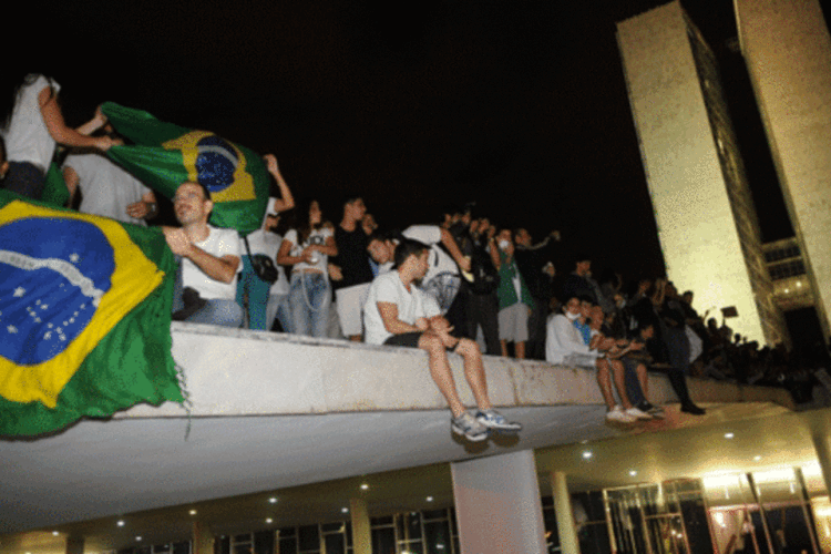 Manifestantes protestam em frente ao Congresso Nacional: protestos são contra gastos na Copa, corrupção e por melhorias no transporte, na saúde e educação (Jose Cruz/ABr)