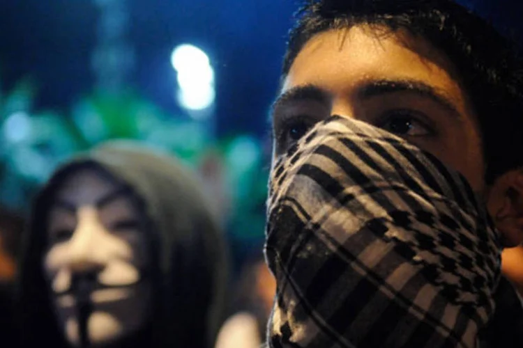 
	Manifestantes em frente a casa do governador do Rio, S&eacute;rgio Cabral: Neiva admitiu ter publicado os coment&aacute;rio, mas negou a participa&ccedil;&atilde;o em atos violentos
 (Fernando Frazão/ABr)