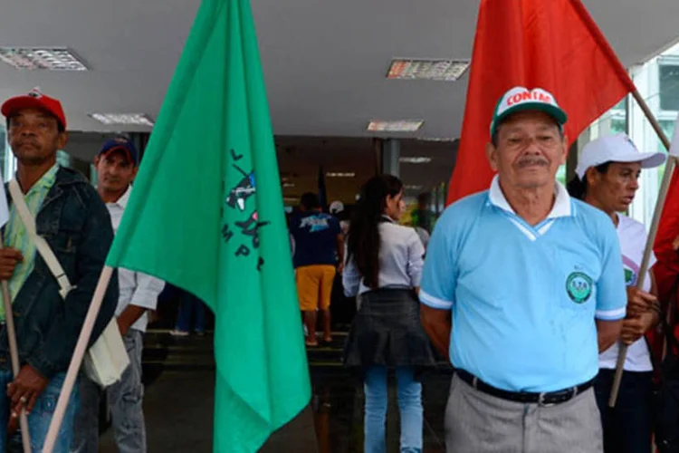 
	Manifestantes ligados &agrave; Federa&ccedil;&atilde;o &Uacute;nica dos Petroleiros (FUP) e &agrave; Via Campesina ocupam: a ocupa&ccedil;&atilde;o ocorre desde as 7h15 da manh&atilde;
 (Antônio Cruz/Agência Brasil)