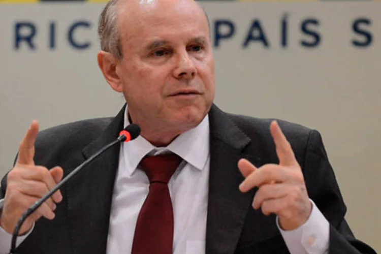 
	Os respons&aacute;veis: se a lei valer, o ministro Mantega (foto) e Gra&ccedil;a Foster podem ser acionados pelas perdas da Petrobras
 (Abr)
