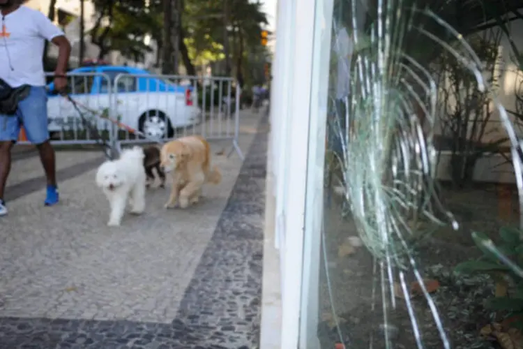 
	Sinais de vandalismo no Rio de Janeiro:&nbsp;V&aacute;rias lojas e filiais de bancos&nbsp;tinham suas vitrines inteiramente quebradas, enquanto alguns locais comerciais foram saqueados
 (Tania Rego/ABr)