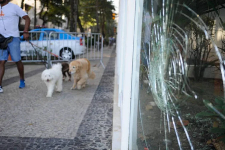 Zona sul da cidade amanheceu com sinais de vandalismo após protesto em frente ao prédio do governador Sérgio Cabral (Tania Rego/ABr)