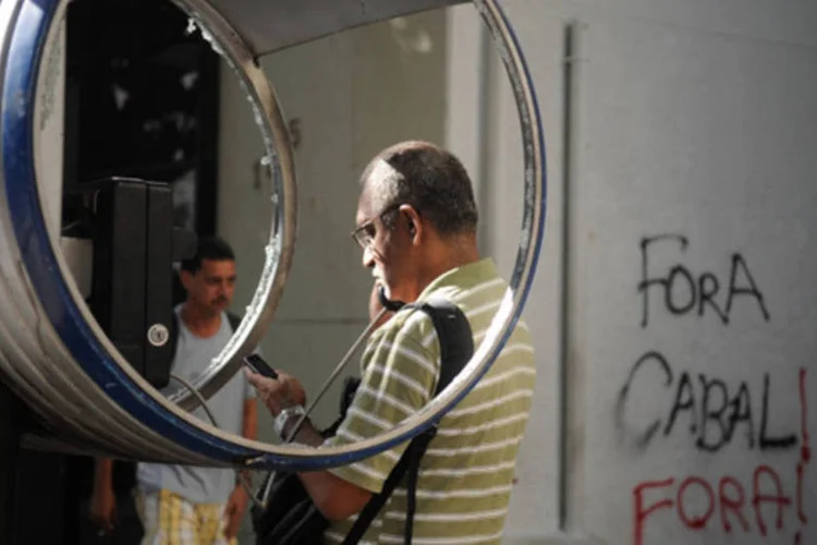 Zona sul do Rio amanhece com sinais de vandalismo após protesto de ontem (17) em frente ao prédio do governador Sérgio Cabral (Tânia Rego/ABr)
