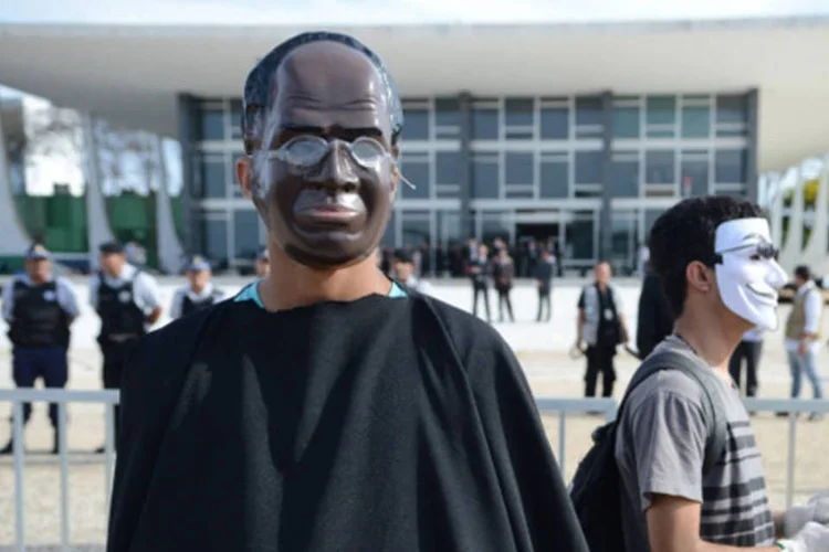 
	Manifestantes protestam em frente ao STF ap&oacute;s julgamento do Mensal&atilde;o: ao menos cinco ministros j&aacute; afirmaram, reservadamente, serem favor&aacute;veis a essa possibilidade
 (Fabio Rodrigues Pozzebom/ABr)