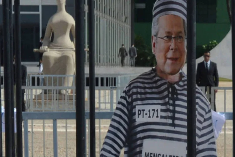 
	Manifestantes protestam em frente ao Supremo Tribunal Federal (STF): &eacute; prov&aacute;vel que o Supremo julgue ainda em 2013 pelo menos parte dos recursos
 (José Cruz/ABr)