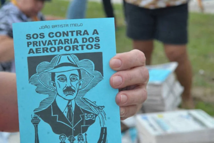 Moradores dos arredores do aeroporto do Galeão protestam contra as remoções para a construção da terceira pista, projeto da Secretaria de Aviação Civil e Anac (Tomaz da Silva/Agência Brasil)
