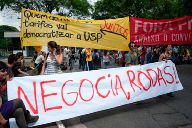 
	Estudantes da USP protestam por elei&ccedil;&otilde;es diretas para reitor: &nbsp;os estudantes colocam como condi&ccedil;&atilde;o para o di&aacute;logo que ningu&eacute;m sofra puni&ccedil;&atilde;o pela ocupa&ccedil;&atilde;o da sede da Reitoria
 (Marcelo Camargo/ABr)