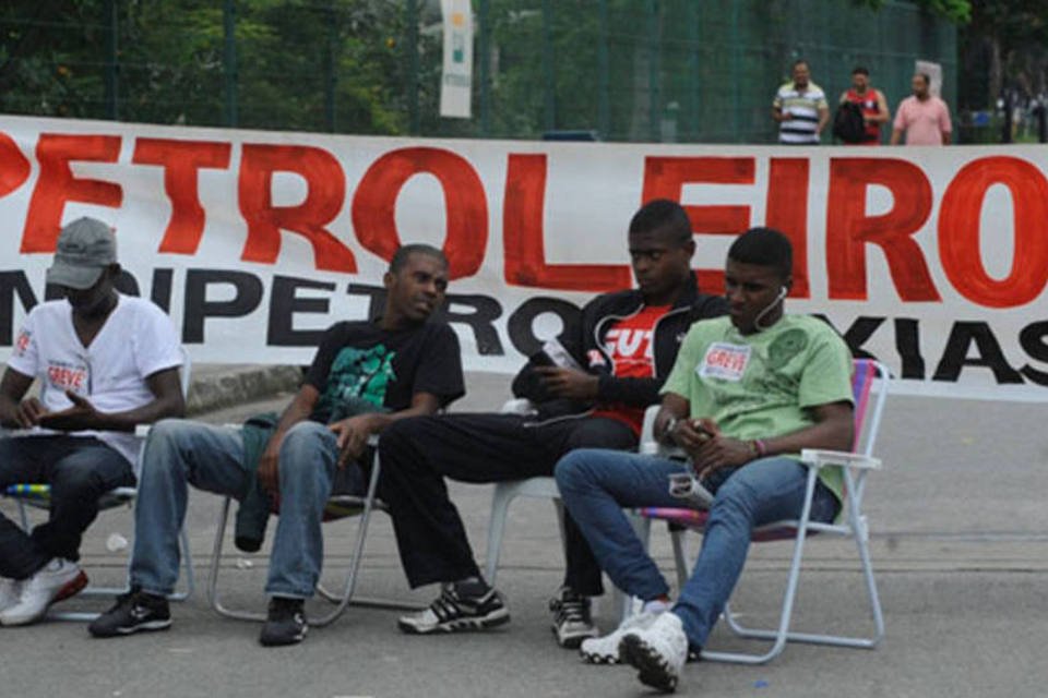 Em SP, trabalhadores protestam contra leilão de Libra