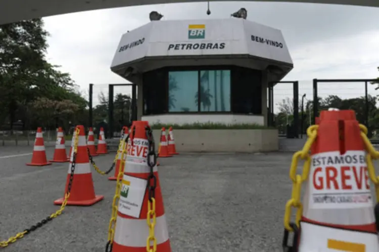 Prédio da Petrobras no Rio de Janeiro com adesivos indicando a greve dos petroleiros, que protestam contra o leilão de Libra (Tânia Rego/ABr)