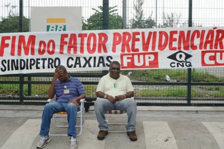 Petroleiros em greve no Rio: a paralisação, de acordo com a FUP, atinge 42 plataformas na Bacia de Campos, além de refinarias e centros de distribuição em 16 Estados (Tânia Rêgo/Agência Brasil)