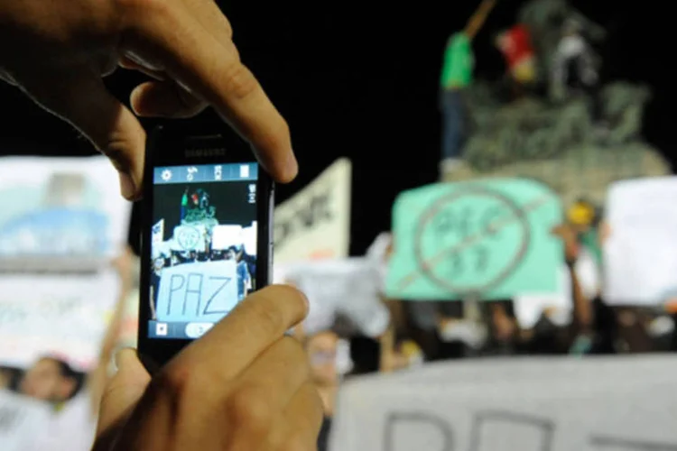 
	Protesto em Niter&oacute;i em julho do ano passado pede que os recursos aplicados na Copa e Olimp&iacute;adas sejam usados na sa&uacute;de e educa&ccedil;&atilde;o
 (Fernando Frazão/ABr)