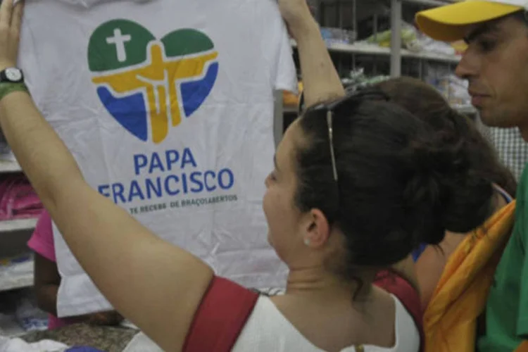 
	Lojistas vendem camisetas de promo&ccedil;&atilde;o da Jornada da Juventude no Rio de Janeiro:&nbsp;al&eacute;m de artigos religiosos, camisetas, bon&eacute;s, chaveiros e lembran&ccedil;as do Rio de Janeiro, cresce a venda de sand&aacute;lias de dedo e de cacha&ccedil;a brasileira.
 (Tomaz Silva/ABr)