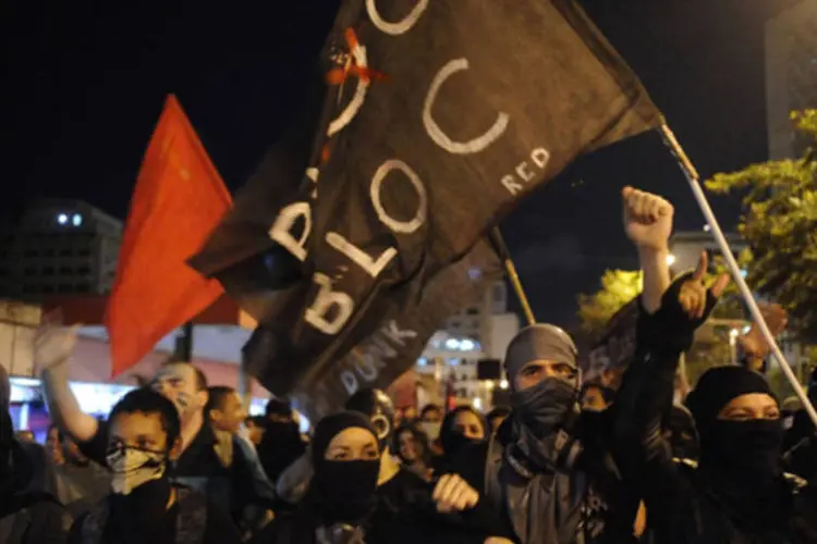 Manifestantes "Black Block" protestam em passeata contra o governador Sérgio Cabral pelas principais ruas do centro e apoiam a ocupação da Câmara dos Vereadores (Fernando Frazão/ABr)