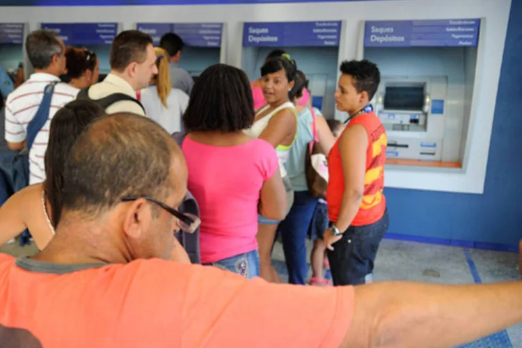 
	As informa&ccedil;&otilde;es desencontradas sobre o pagamento do Programa Bolsa Fam&iacute;lia provocaram uma corrida &agrave;s ag&ecirc;ncias que levou os benefici&aacute;rios a sacarem R$ 152 milh&otilde;es
 (Tânia Rêgo/ABr)
