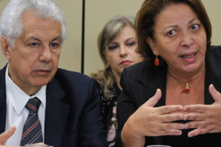 
	Deputado Arlindo Chinaglia e Ideli Salvatti em reuni&atilde;o, em Bras&iacute;lia: a ministra de Rela&ccedil;&otilde;es Institucionais frisou que a maior preocupa&ccedil;&atilde;o &eacute; com uma prov&aacute;vel batalha judicial a partir da derrubada de vetos presidenciais
 (Antonio Cruz/ABr)
