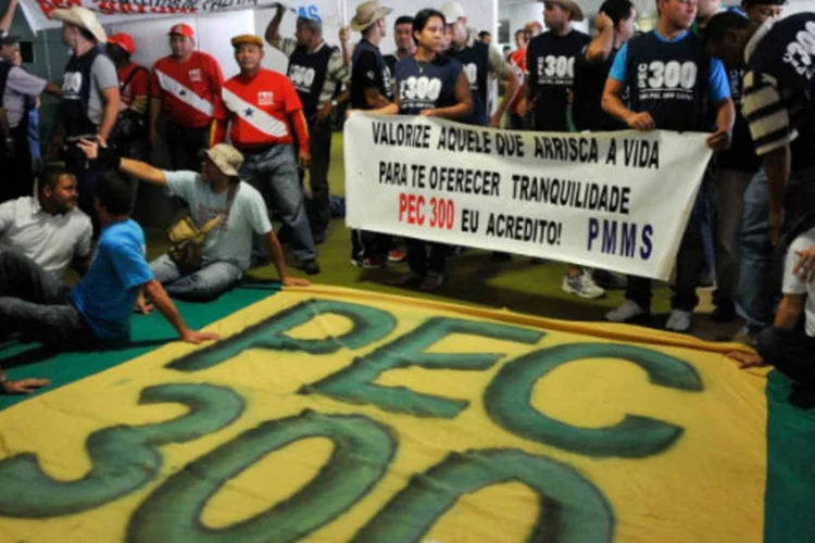 
	Cartazes na C&acirc;mara: C&acirc;mara aprovou hoje resolu&ccedil;&atilde;o que&nbsp;pro&iacute;be ingresso de manifestantes carregando banners, cartazes e faixas
 (Antonio Cruz/ABr)
