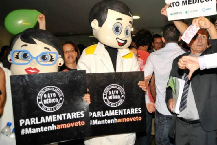 
	Manifestantes a favor dos vetos do Ato M&eacute;dico: antes da vota&ccedil;&atilde;o, na tarde desta ter&ccedil;a-feira, profissionais da &aacute;rea de sa&uacute;de se mobilizaram no Congresso para pressionar a decis&atilde;o
 (José Cruz/ABr)