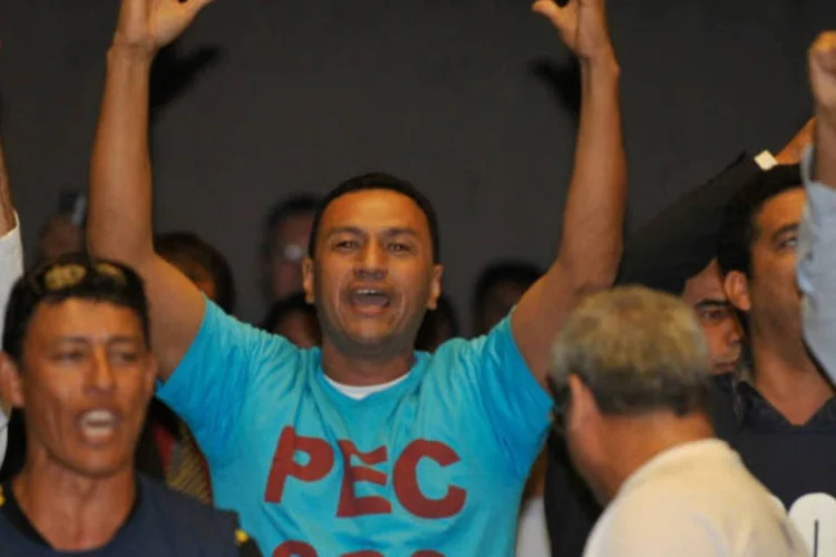 
	Manifestantes a favor da PEC 300: ontem, ap&oacute;s l&iacute;deres do movimento terem sido recebidos pelo presidente da C&acirc;mara, dezenas de policiais de v&aacute;rios estados invadiram o plen&aacute;rio em meio &agrave; sess&atilde;o
 (José Cruz/ABr)