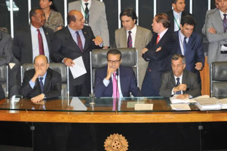 Por causa da ação dos manifestantes, o presidente da Casa, deputado Henrique Eduardo Alves (PMDB-RN) suspendeu a sessão (José Cruz/ABr)