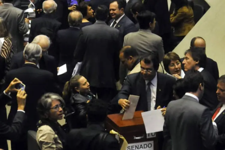 Deputados e senadores votando, em sessão do Congresso Nacional, os vetos presidenciais a quatro projetos de lei aprovados previamente (José Cruz/ABr)