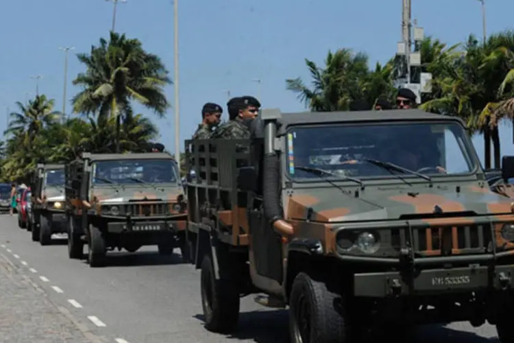 As tropas do Exército se posicionam em frente ao Hotel Windsor Barra, onde nesta segunda-feira, a partir das 14h, ocorrerá o primeiro leilão de Libra (Tânia Rêgo/Agência Brasil)