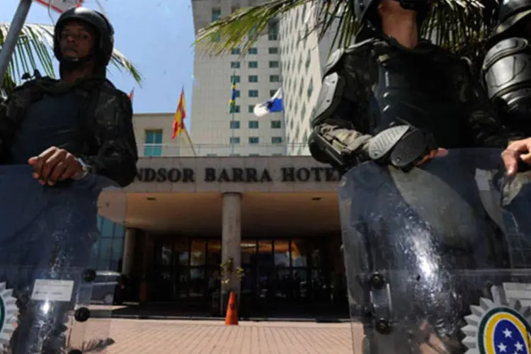 
	Tropas est&atilde;o posicionadas em frente ao Hotel Windsor Barra para evitar que os participantes de um protesto contra o leil&atilde;o cheguem perto demais do local onde ocorrer&aacute; o leil&atilde;o
 (Tânia Rêgo/Agência Brasil)