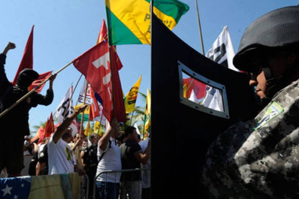 Manifestantes rompem barreiras no Rio e são reprimidos
