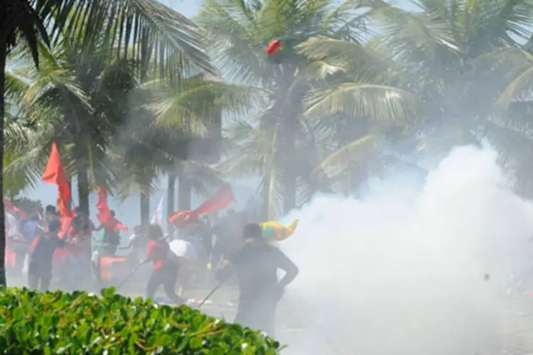 
	Manifestantes contra o leil&atilde;o de Campo de Libra fogem de bombas de g&aacute;s: &quot;essa atitude da pol&iacute;cia s&oacute; inflama ainda mais os manifestantes e a situa&ccedil;&atilde;o poder&aacute; ficar muito tensa&quot;, disse
 (Tânia Rêgo/Agência Brasil)