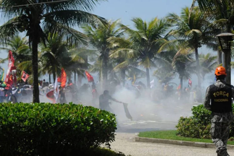 
	Manifestantes contra o leil&atilde;o de Campo de Libra fogem de bombas de g&aacute;s lacrimog&ecirc;neo lan&ccedil;adas pelas for&ccedil;as de seguran&ccedil;a: o leil&atilde;o acontecer&aacute; &agrave;s 14h, no Rio de Janeiro
 (Tânia Rêgo/Agência Brasil)
