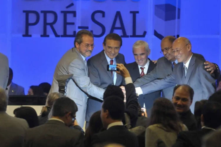 Ministro de Minas e Energia, Edson Lobão, ao lado de representantes das empresas que integram o consórcio vencedor após o leilão de Libra (Fernando Frazão/ABr)
