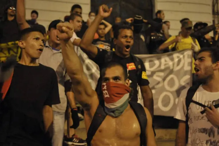 Manifestantes fazem caminhada e protesto próximo à sede da Petrobras, no centro da cidade, após o leilão do Campo de Libra (Fernando Frazão/ABr)