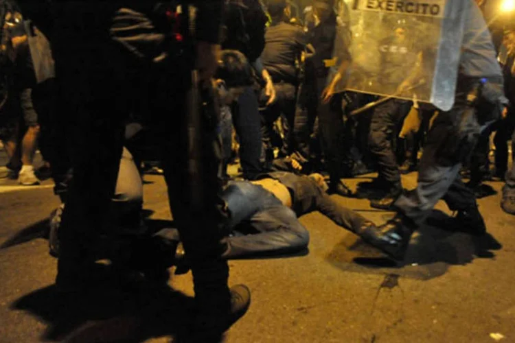 Manifestantes e polícia entraram em confronto em frente ao Palácio Guanabara nesta segunda-feira, durante a cerimônia de boas vindas do papa Francisco (Fernando Frazão/ABr)