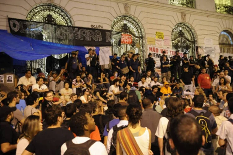 
	Manifestantes protestam em apoio &agrave; suspens&atilde;o da CPI dos &Ocirc;nibus: primeira sess&atilde;o, seis dias antes, foi marcada por tumulto e confronto entre grupos favor&aacute;veis e contra integrantes da CPI
 (Fernando Frazão/ABr)