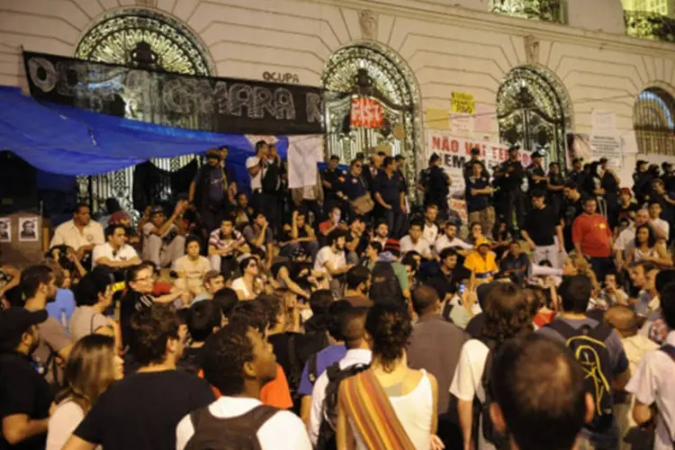Manifestantes protestam em frente à Câmara dos Vereadores em apoio à suspensão da CPI dos Ônibus (Fernando Frazão/ABr)