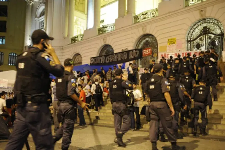 Manifestantes acampados em frente à Câmara dos Vereadores protestam em apoio à suspensão da CPI dos Ônibus (Fernando Frazão/ABr)