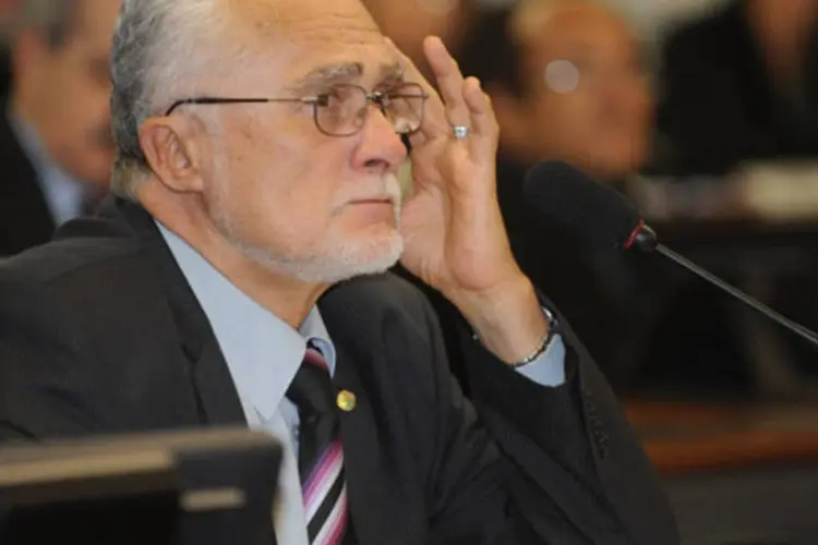 
	O deputado Jos&eacute; Genoino: desde dezembro, o ex-deputado recebe aposentadoria de R$ 20.004,16 brutos da C&acirc;mara
 (José Cruz/ABr)