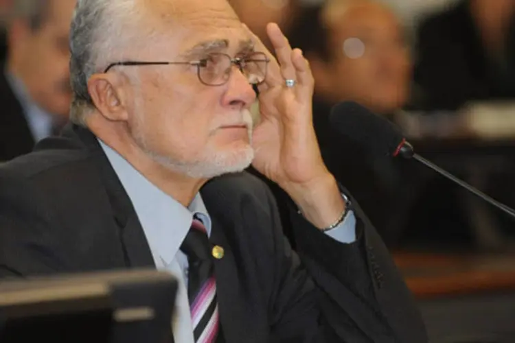 
	Deputado Jos&eacute; Genoino: segundo o l&iacute;der do PT, Jos&eacute; Guimar&atilde;es, a possibilidade de Genoino deixar o mandato chegou a ser avaliada antes do encontro da Mesa Diretora
 (José Cruz/ABr)