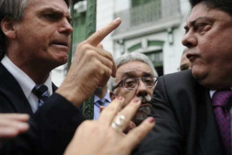 
	Bolsonaro durente&nbsp;visita da Comiss&atilde;o Estadual da Verdade do Rio de Janeiro ao antigo pr&eacute;dio do DOI-Codi: pol&iacute;tico &eacute; acusado de ter agredido o senador Randolfe Rodrigues
 (Agência Brasil)