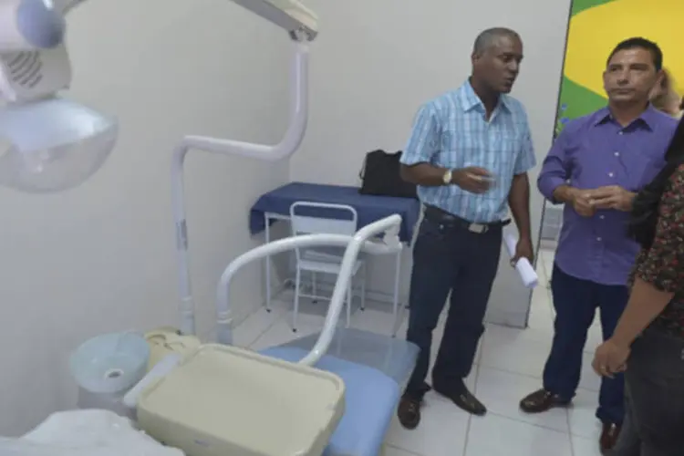 Médicos cubanos do Programa Mais Médicos conhecem as instalações dos postos de saúde onde irão trabalhar (Marcello Casal Jr./ABr)