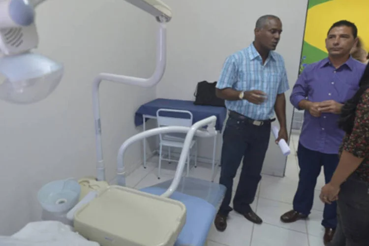 Médicos cubanos do Programa Mais Médicos conhecem as instalações dos postos de saúde onde irão trabalhar (Marcello Casal Jr./ABr)
