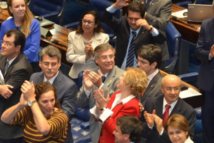 
	Senado: texto acabou incorporando, ap&oacute;s acordo costurado entre o relator da proposta, senador Eduardo Braga e o governo, a destina&ccedil;&atilde;o de recursos da Uni&atilde;o &agrave; sa&uacute;de de forma escalonada
 (José Cruz/ABr)