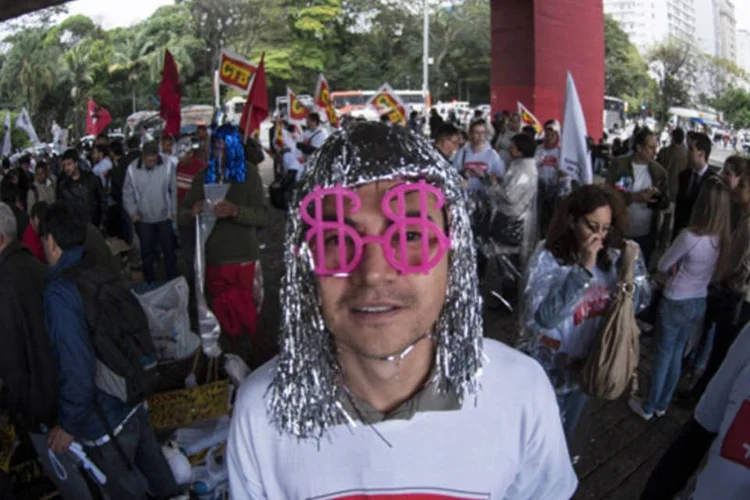 Bancários protestaram na tarde de ontem (24), na Avenida Paulista, região central da capital (Marcelo Camargo/ABr)