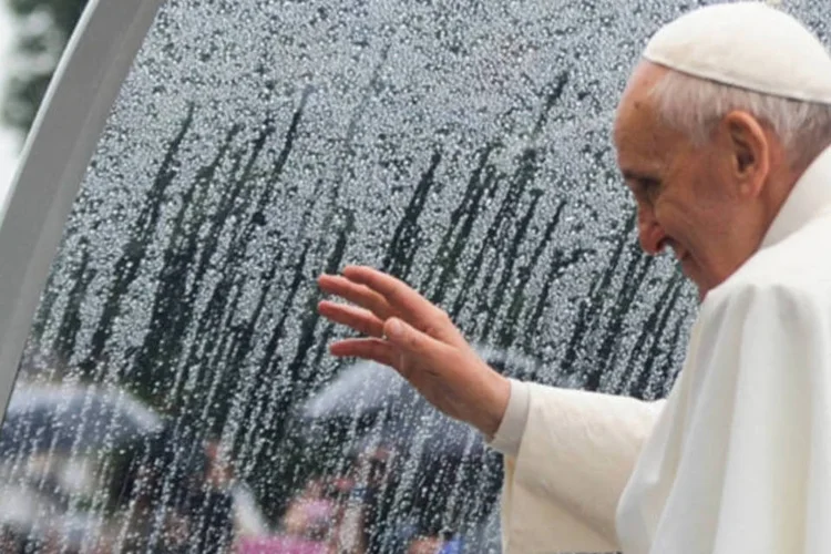 Sob a chuva, papa Francisco visita a comunidade de Varginha, no Complexo de Manguinhos, na zona norte da cidade (Tânia Rego/ABr)