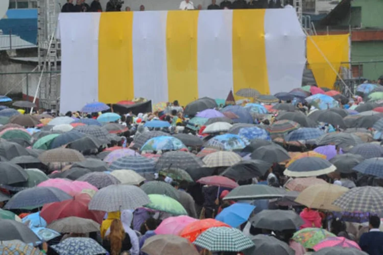 Chuva não intimou, e fiéis acompanharam a visita do papa Francisco na comunidade de Varginha, no Complexo de Manguinhos, na zona norte da cidade (Tânia Rêgo/ABr)