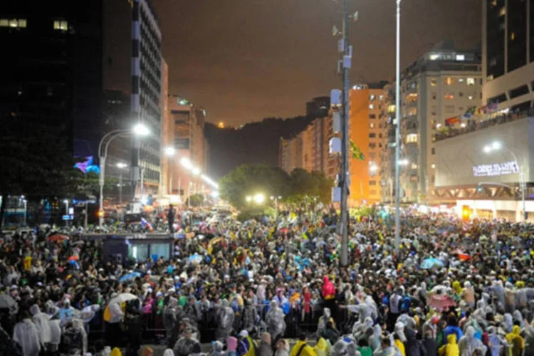 Multidão assiste o papa Francisco na Festa da Acolhida, na orla de Copacabana (Fernando Frazão/ABr)