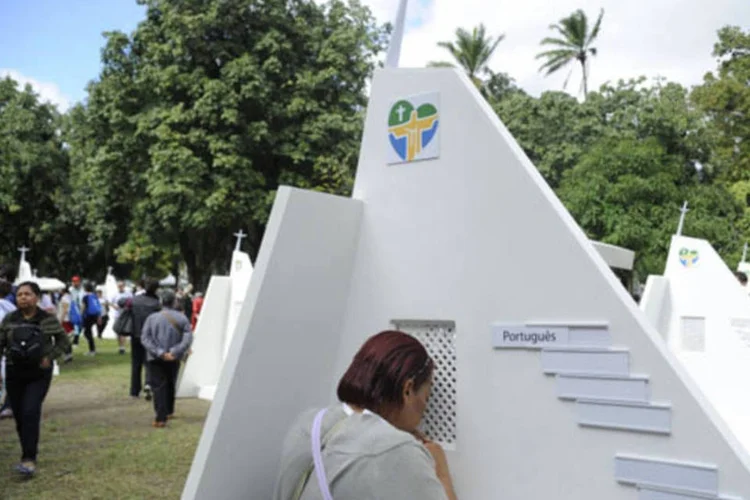 Papa Francisco participa da confissão de alguns jovens participantes da Jornada Mundial da Juventude (JMJ), no Parque Municipal da Quinta da Boa Vista (Tânia Rego/ABr)