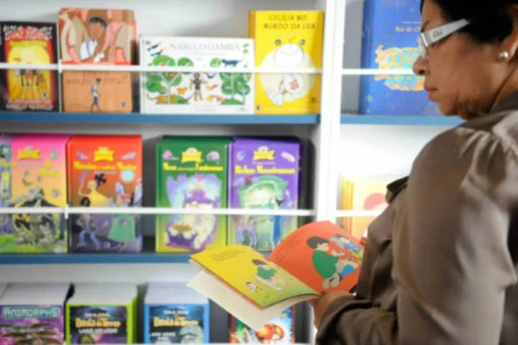 
	Mulher l&ecirc; livro infantil: o vale-cultura de R$ 50 mensais ser&aacute; oferecido preferencialmente a trabalhadores com v&iacute;nculo empregat&iacute;cio formal que recebam at&eacute; cinco sal&aacute;rios m&iacute;nimos &ndash; atualmente R$ 3.390
 (Tânia Rêgo/ABr)