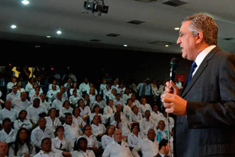 O ministro da Saúde, Alexandre Padilha, recebe os profissionais estrangeiros do Mais Médicos que participam do curso de preparação, com aulas sobre saúde pública brasileira e língua portuguesa (Elza Fiúza/ABr)