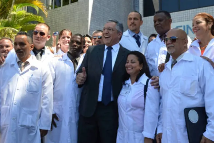 Ministro da Saúde, Alexandre Padilha, recebe os profissionais estrangeiros do Mais Médicos que participam do curso de preparação, com aulas sobre saúde pública brasileira e língua portuguesa (Elza Fiúza/ABr)