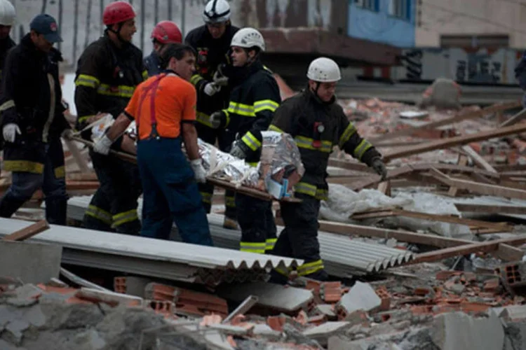 
	Desabamento de pr&eacute;dio em S&atilde;o Mateus: Segundo capit&atilde;o do Corpo de Bombeiros, trabalhos agora est&atilde;o concentrados em sete pontos que foram identificados por c&atilde;es farejadores
 (Marcelo Camargo/ABr)